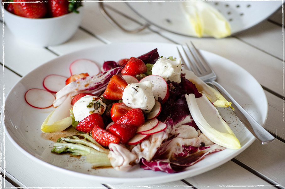 Red salad with strawberries & goat´s milk cheese balls