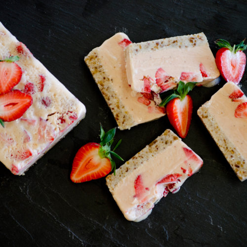 Frozen yoghurt slices with strawberries